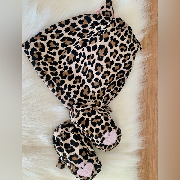 NWOT! Kate Spade ♠️ Baby Hat & Crib Shoe Set 🐆 - Picture 10 of 10